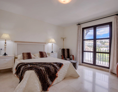 Villa for sale in Los Arqueros, Benahavis