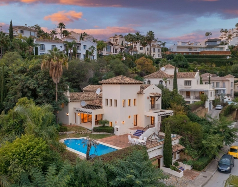 Villa for sale in Los Arqueros, Benahavis
