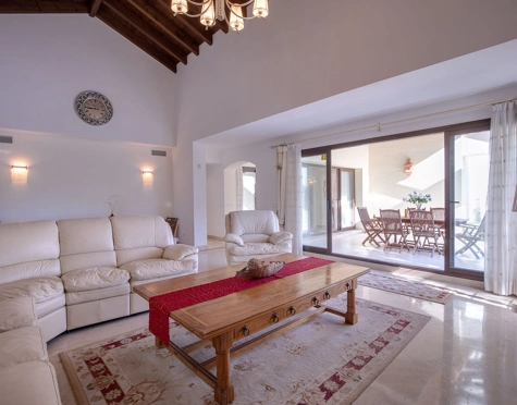 Villa for sale in Los Arqueros, Benahavis