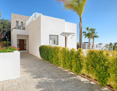 Villa for sale in Puerto del Capitan, Benahavis