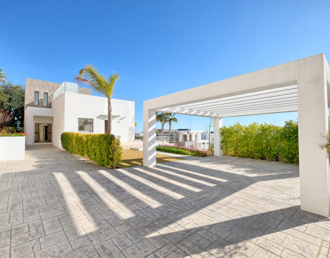 Villa for sale in Puerto del Capitan, Benahavis