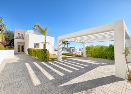 MODERN VILLA FOR SALE IN BENAHAVIS