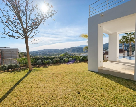 Villa for sale in Puerto del Capitan, Benahavis