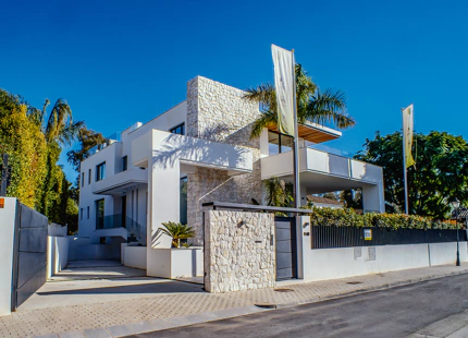 VILLA MODERNA A LA VENTA EN LA MILLA DE ORO