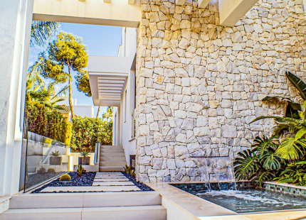VILLA MODERNA A LA VENTA EN LA MILLA DE ORO