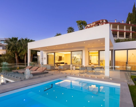 Villa for sale in El Herrojo, Benahavis