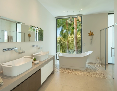 Villa for sale in El Herrojo, Benahavis