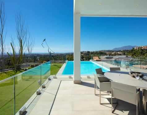 Villa for sale in El Herrojo, Benahavis