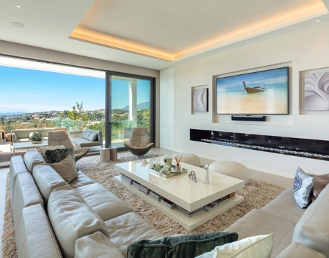 Villa for sale in El Herrojo, Benahavis