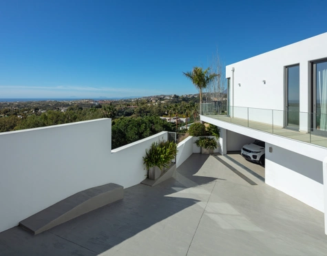 Villa for sale in El Herrojo, Benahavis