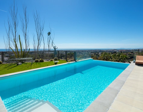 Villa for sale in El Herrojo, Benahavis
