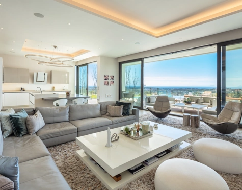 Villa for sale in El Herrojo, Benahavis