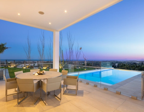 Villa for sale in El Herrojo, Benahavis