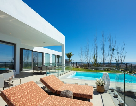 Villa for sale in El Herrojo, Benahavis