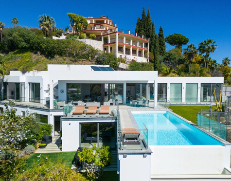 Villa for sale in El Herrojo, Benahavis