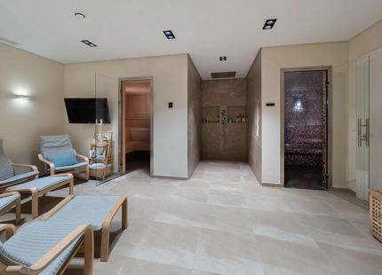 VILLA FOR SALE IN A GATED COMMUNITY IN BENAHAVIS WITH AMAZING SEA VIEWS