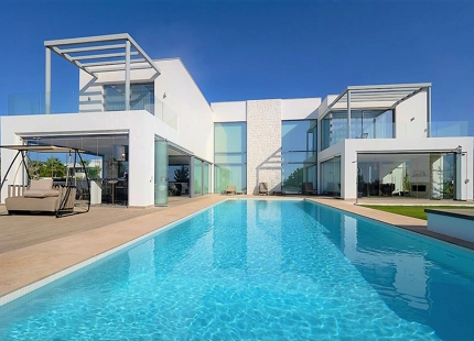 VILLA FOR SALE IN A GATED COMMUNITY IN BENAHAVIS WITH AMAZING SEA VIEWS