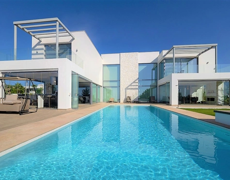 VILLA EN VENTA EN URBANIZACIÓN CERRADA EN BENAHAVIS CON INCREÍBLES VISTAS AL MAR