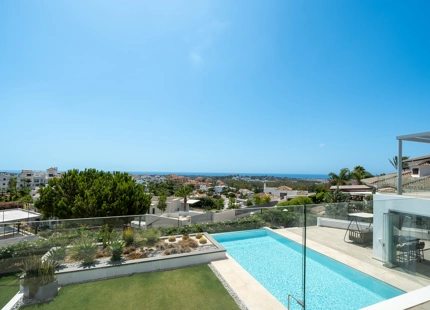 VILLA FOR SALE IN A GATED COMMUNITY IN BENAHAVIS WITH AMAZING SEA VIEWS