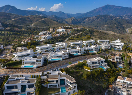 VILLA FOR SALE IN A GATED COMMUNITY IN BENAHAVIS WITH AMAZING SEA VIEWS