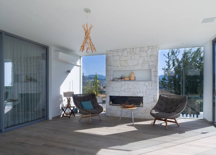 VILLA FOR SALE IN A GATED COMMUNITY IN BENAHAVIS WITH AMAZING SEA VIEWS