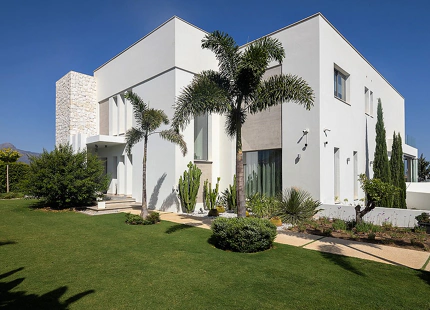 VILLA FOR SALE IN A GATED COMMUNITY IN BENAHAVIS WITH AMAZING SEA VIEWS