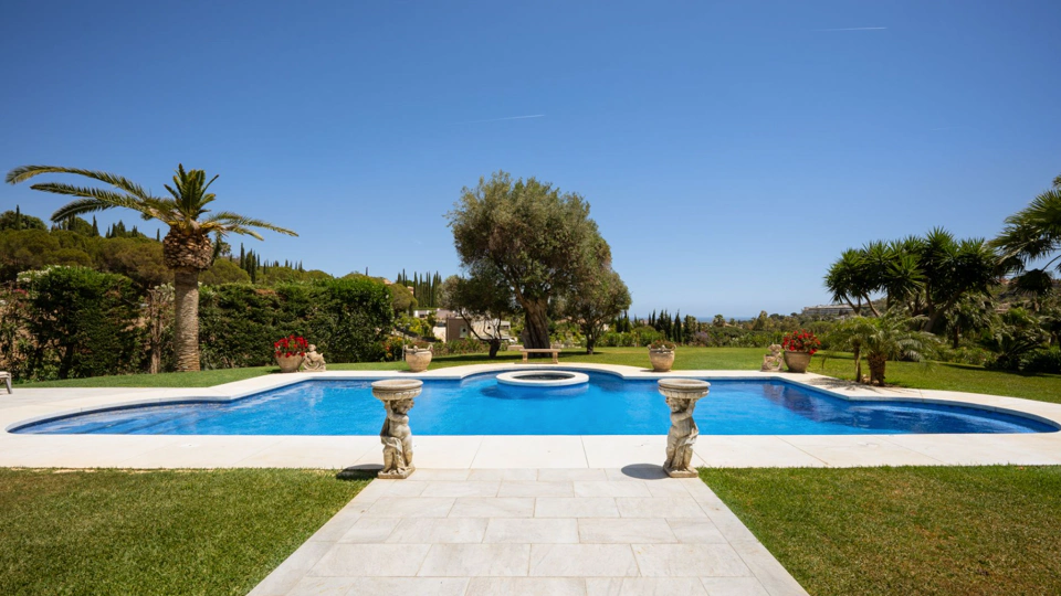 Villa en venta en Nueva Andalucia, Marbella