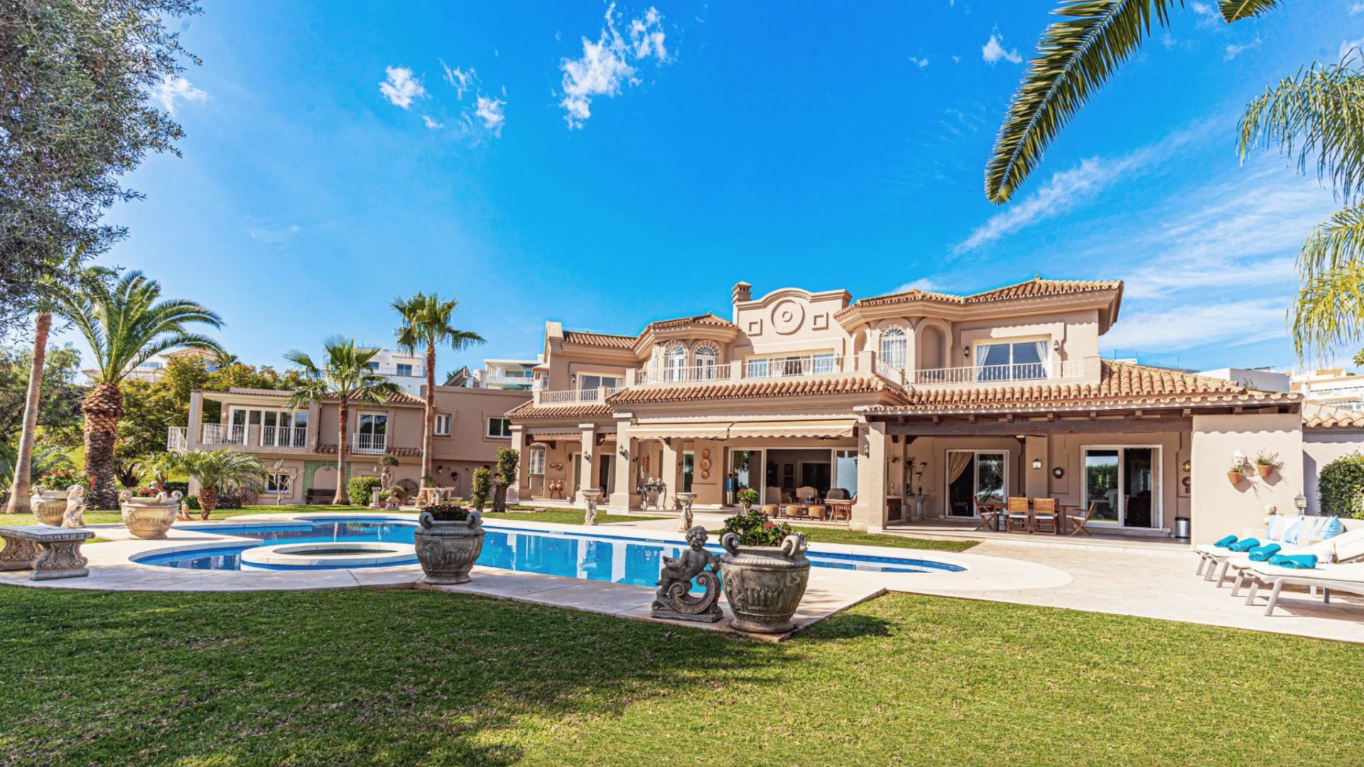 Villa en venta en Nueva Andalucia, Marbella