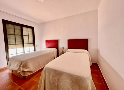 SE ALQUILA ADOSADO CON ENCANTO EN SAN PEDRO