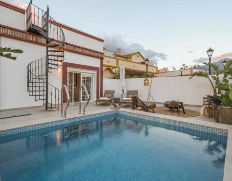 SE VENDE CASA ADOSADA CON ENCANTO EN NUEVA ANDALUCIA