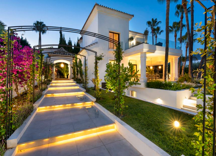 LUXURIOUS VILLA FOR SALE IN NUEVA ANDALUCIA