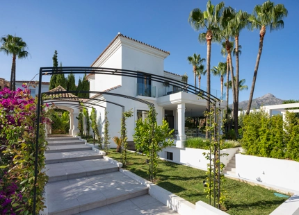 LUXURIOUS VILLA FOR SALE IN NUEVA ANDALUCIA