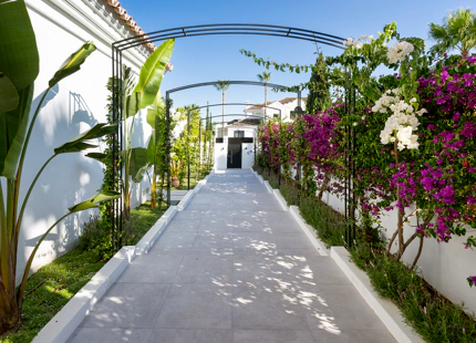 LUXURIOUS VILLA FOR SALE IN NUEVA ANDALUCIA