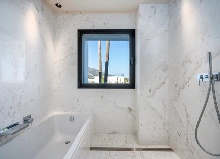 LUXURIOUS VILLA FOR SALE IN NUEVA ANDALUCIA