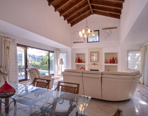 Villa for sale in Los Arqueros, Benahavis