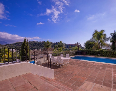Villa for sale in Los Arqueros, Benahavis
