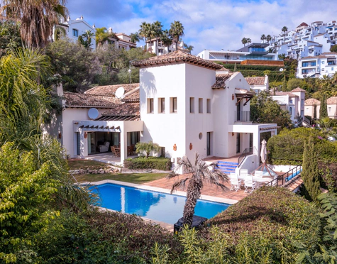 Villa for sale in Los Arqueros, Benahavis