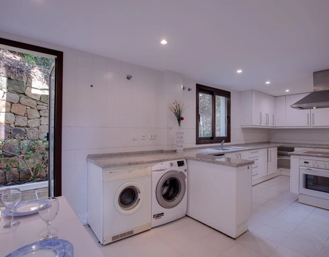 Villa for sale in Los Arqueros, Benahavis