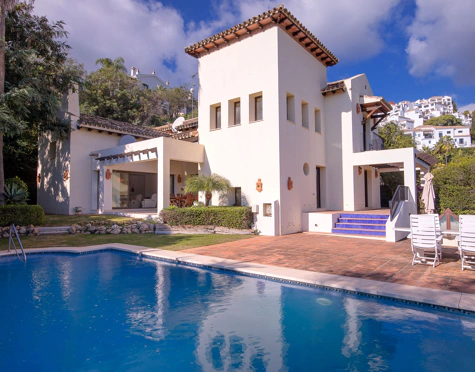 Villa for sale in Los Arqueros, Benahavis