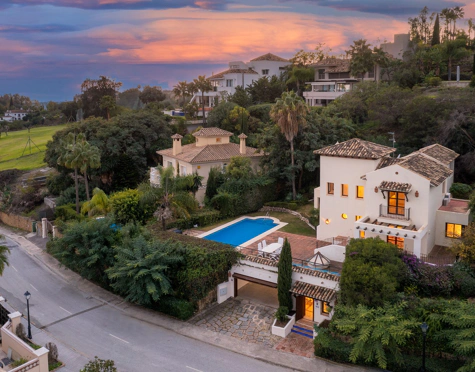 Villa for sale in Los Arqueros, Benahavis