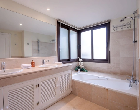 Villa for sale in Los Arqueros, Benahavis