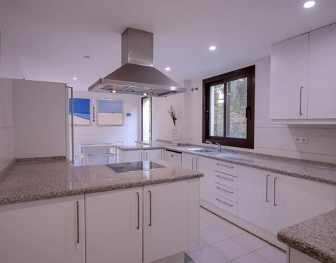 Villa for sale in Los Arqueros, Benahavis