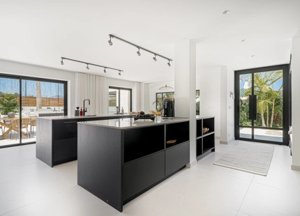 LUXURIOUS AND MODERN VILLA FOR SALE IN NUEVA ANDALUCIA