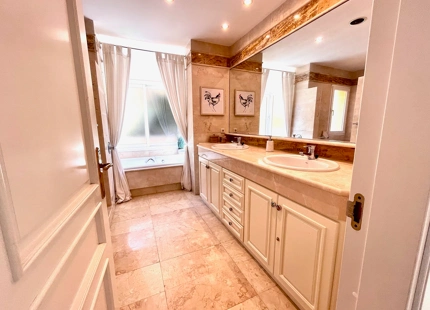 Ground Floor Apartment for sale in Rio Real, Marbella East