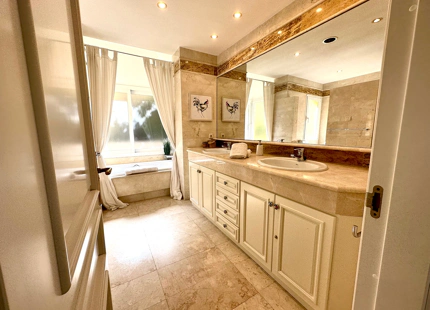 Ground Floor Apartment for sale in Rio Real, Marbella East