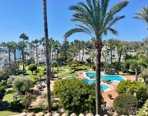 Penthouse for sale in Alcazaba Beach, Estepona East