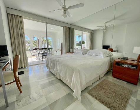 Penthouse for sale in Alcazaba Beach, Estepona East