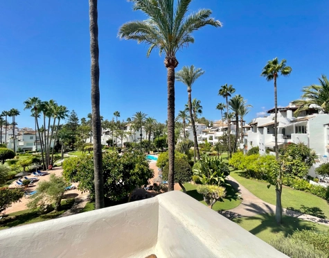 Penthouse for sale in Alcazaba Beach, Estepona East