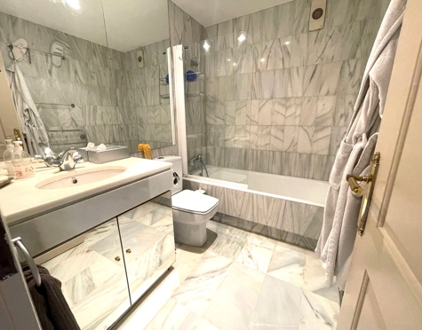 Penthouse for sale in Alcazaba Beach, Estepona East