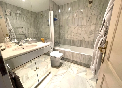 Ático en venta en Alcazaba Beach, Estepona Este